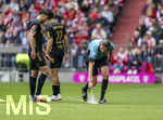 16.05.2026, Fussball Bundesliga 2025/2026, 34.Spieltag, FC Bayern München - 1.FC Köln, in der Allianz-Arena München, Schiedsrichter Deniz Aitekin sprüht Freistoßspray vor Jahmai Simpson-Pusey (Köln) auf den Boden.