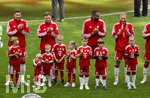 16.05.2026, Fussball Bundesliga 2025/2026, 34.Spieltag, FC Bayern München - 1.FC Köln, in der Allianz-Arena München, Aufstellung vor dem Spiel, Leon Goretzka (FC Bayern München), Joshua Kimmich (FC Bayern München) mit seinen Kindern, Jonathan Tah (FC Bayern München), Konrad Laimer (FC Bayern München) 
