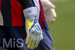 16.05.2026, Fussball Bundesliga 2025/2026, 34.Spieltag, FC Bayern München - 1.FC Köln, in der Allianz-Arena München, Handschuhe Adidas von Torwart Jonas Urbig (FC Bayern München) 