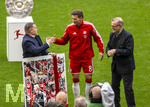 16.05.2026, Fussball Bundesliga 2025/2026, 34.Spieltag, FC Bayern München - 1.FC Köln, in der Allianz-Arena München, Leon Goretzka (FC Bayern München) wird von Sportvorstand Max Eberl (Bayern München) und Vorstandsvorsitzender Jan-Christian Dreesen (re, FC Bayern München) verabschiedet. 