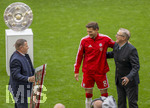 16.05.2026, Fussball Bundesliga 2025/2026, 34.Spieltag, FC Bayern München - 1.FC Köln, in der Allianz-Arena München, Leon Goretzka (FC Bayern München) wird von Sportvorstand Max Eberl (Bayern München) und Vorstandsvorsitzender Jan-Christian Dreesen (FC Bayern München) verabschiedet. 