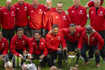 16.05.2026, Fussball Bundesliga 2025/2026, 34.Spieltag, FC Bayern München - 1.FC Köln, in der Allianz-Arena München, Vor dem Spiel, Ex-Spieler der Championsleague-Siegermannschaft von 2001 mit dem Championslegue Pokal. oben v.li: Antonio di Salvo, Carsten Jancker, Michael Tarnat, Thomas Linke, Jens Jeremies, Torwart Oliver Kahn, Stefan Effenberg, unten v.li: Roque Santa Cruz, Owen Hargreaves, Giovane Elber, Hasan Salihamidzic, Sammy Samuel Kuffour, 