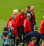 16.05.2026, Fussball Bundesliga 2025/2026, 34.Spieltag, FC Bayern München - 1.FC Köln, in der Allianz-Arena München, Vor dem Spiel, Ex-Spieler der Championsleague-Siegermannschaft von 2001, li:  Oliver Kahn mit Schiedsrichter Deniz Aitekin, der in Rente geht, mitte: Hasan Salihamidzic, 