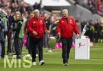 16.05.2026, Fussball Bundesliga 2025/2026, 34.Spieltag, FC Bayern München - 1.FC Köln, in der Allianz-Arena München, Vor dem Spiel, Ex-Spieler der Championsleague-Siegermannschaft von 2001 mit dem Championslegue Pokal. v.li: Torwart Oliver Kahn, Stefan Effenberg, 