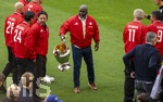 16.05.2026, Fussball Bundesliga 2025/2026, 34.Spieltag, FC Bayern München - 1.FC Köln, in der Allianz-Arena München, Vor dem Spiel, Ex-Spieler der Championsleague-Siegermannschaft von 2001, v.li: Roque Santa Cruz,  Owen Hargreaves, Sammy Samuel Kuffour   