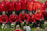 16.05.2026, Fussball Bundesliga 2025/2026, 34.Spieltag, FC Bayern München - 1.FC Köln, in der Allianz-Arena München, Vor dem Spiel, Ex-Spieler der Championsleague-Siegermannschaft von 2001 mit dem Championslegue Pokal. unten v.li: Michael Wiesinger, Patrick Mölzl, Roque Santa Cruz, Owen Hargreaves, Giovane Elber, Hasan Salihamidzic, 