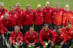 16.05.2026, Fussball Bundesliga 2025/2026, 34.Spieltag, FC Bayern München - 1.FC Köln, in der Allianz-Arena München, Vor dem Spiel, Ex-Spieler der Championsleague-Siegermannschaft von 2001 mit dem Championslegue Pokal. oben v.li: Michael Henke, Alexander Zickler, Thomas Strunz, Torwart Bernd Dreher, Torwart Stefan Wessels, Antonio di Salvo, Carsten Jancker, Michael Tarnat, Thomas Linke. unten v.li: Michael Wiesinger, Patrick Mölzl, Roque Santa Cruz, Owen Hargreaves, Giovane Elber