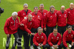 16.05.2026, Fussball Bundesliga 2025/2026, 34.Spieltag, FC Bayern München - 1.FC Köln, in der Allianz-Arena München, Vor dem Spiel, Ex-Spieler der Championsleague-Siegermannschaft von 2001 mit dem Championslegue Pokal. oben v.li: Torwart Sepp Maier, Michael Henke, Alexander Zickler, Thomas Strunz, Torwart Bernd Dreher, Torwart Stefan Wessels, Antonio di Salvo, Carsten Jancker, unten v.li: Michael Wiesinger, Patrick Mölzl, Roque Santa Cruz, 