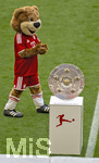 16.05.2026, Fussball Bundesliga 2025/2026, 34.Spieltag, FC Bayern München - 1.FC Köln, in der Allianz-Arena München, Die Meisterschale liegt auf der Stele bereit. Maskottchen Berni geht vorbei 