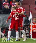 16.05.2026, Fussball Bundesliga 2025/2026, 34.Spieltag, FC Bayern München - 1.FC Köln, in der Allianz-Arena München, Torjubel Lennart Karl (FC Bayern München) mit Harry Kane (FC Bayern München) 
