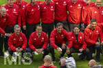 16.05.2026, Fussball Bundesliga 2025/2026, 34.Spieltag, FC Bayern München - 1.FC Köln, in der Allianz-Arena München, Vor dem Spiel, Ex-Spieler der Championsleague-Siegermannschaft von 2001 mit dem Championslegue Pokal. unten v.li: Alexander Zickler, Michael Wiesinger, Patrick Mölzl, Roque Santa Cruz, Owen Hargreaves, Giovane Elber, 