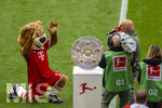 16.05.2026, Fussball Bundesliga 2025/2026, 34.Spieltag, FC Bayern München - 1.FC Köln, in der Allianz-Arena München, Die Meisterschale liegt auf der Stele bereit. Maskottchen Berni betet sie an.