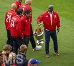 16.05.2026, Fussball Bundesliga 2025/2026, 34.Spieltag, FC Bayern München - 1.FC Köln, in der Allianz-Arena München, Vor dem Spiel, Ex-Spieler der Championsleague-Siegermannschaft von 2001, v.li: Roque Santa Cruz,  Owen Hargreaves, Sammy Samuel Kuffour   