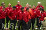 16.05.2026, Fussball Bundesliga 2025/2026, 34.Spieltag, FC Bayern München - 1.FC Köln, in der Allianz-Arena München, Vor dem Spiel, Ex-Spieler der Championsleague-Siegermannschaft von 2001 mit dem Championslegue Pokal. oben v.li: Stefan Wessels, Antonio di Salvo, Carsten Jancker, Thomas Linke,  Michael Tarnat, Jens Jeremies, Torwart Oliver Kahn, Stefan Effenberg, Roque Santa Cruz, Owen Hargreaves, Giovane Elber, Hasan Salihamidzic, Sammy Samuel Kuffour, Patrick Mölzl, 
