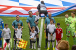 16.05.2026, Fussball Bundesliga 2025/2026, 34.Spieltag, FC Bayern München - 1.FC Köln, in der Allianz-Arena München, Schiedsrichter Deniz Aitekin (mitte) bei seinem letzten Spiel, Christian Leicher, Edurad Beitinger, Torwart Manuel Neuer (FC Bayern München) mit Sohn Luca  