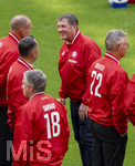 16.05.2026, Fussball Bundesliga 2025/2026, 34.Spieltag, FC Bayern München - 1.FC Köln, in der Allianz-Arena München, Vor dem Spiel, Ex-Spieler der Championsleague-Siegermannschaft von 2001. Thomas Strunz (o.re) lachend 