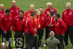 16.05.2026, Fussball Bundesliga 2025/2026, 34.Spieltag, FC Bayern München - 1.FC Köln, in der Allianz-Arena München, Vor dem Spiel, Ex-Spieler der Championsleague-Siegermannschaft von 2001 mit dem Championslegue Pokal. oben v.li: Antonio di Salvo, Carsten Jancker, Thomas Linke,  Michael Tarnat, Jens Jeremies, Torwart Oliver Kahn, Stefan Effenberg, Roque Santa Cruz, Owen Hargreaves, Giovane Elber, Hasan Salihamidzic, Sammy Samuel Kuffour, 