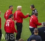 16.05.2026, Fussball Bundesliga 2025/2026, 34.Spieltag, FC Bayern München - 1.FC Köln, in der Allianz-Arena München, Vor dem Spiel, Ex-Spieler der Championsleague-Siegermannschaft von 2001, shakehands Oliver Kahn mit Schiedsrichter Deniz Aitekin, der in Rente geht. Hasan Salihamidzic, Sammy Samuel Kuffour, 