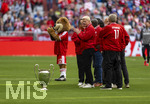 16.05.2026, Fussball Bundesliga 2025/2026, 34.Spieltag, FC Bayern München - 1.FC Köln, in der Allianz-Arena München, Vor dem Spiel, Ex-Spieler der Championsleague-Siegermannschaft von 2001 mit dem Championslegue Pokal. v.li: Torwart Oliver Kahn, Stefan Effenberg, 