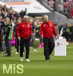 16.05.2026, Fussball Bundesliga 2025/2026, 34.Spieltag, FC Bayern München - 1.FC Köln, in der Allianz-Arena München, Vor dem Spiel, Ex-Spieler der Championsleague-Siegermannschaft von 2001 mit dem Championslegue Pokal. v.li: Torwart Oliver Kahn, Stefan Effenberg, 