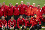 16.05.2026, Fussball Bundesliga 2025/2026, 34.Spieltag, FC Bayern München - 1.FC Köln, in der Allianz-Arena München, Vor dem Spiel, Ex-Spieler der Championsleague-Siegermannschaft von 2001 mit dem Championslegue Pokal. oben v.li: Thomas Strunz, Torwart Bernd Dreher, Torwart Stefan Wessels, Antonio di Salvo, Carsten Jancker, Michael Tarnat, Thomas Linke. unten v.li: Michael Wiesinger, Patrick Mölzl, Roque Santa Cruz, Owen Hargreaves, Giovane Elber, Hasan Salihamidzic, 