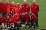 16.05.2026, Fussball Bundesliga 2025/2026, 34.Spieltag, FC Bayern München - 1.FC Köln, in der Allianz-Arena München, Vor dem Spiel, Ex-Spieler der Championsleague-Siegermannschaft von 2001 mit dem Championslegue Pokal. oben v.li: Carsten Jancker, -, Thomas Linke, Jens Jeremies, Torwart Oliver Kahn, Stefan Effenberg, unten v.li: Roque Santa Cruz, Owen Hargreaves, Giovane Elber, Hasan Salihamidzic, Sammy Samuel Kuffour, 