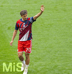 16.05.2026, Fussball Bundesliga 2025/2026, 34.Spieltag, FC Bayern München - 1.FC Köln, in der Allianz-Arena München, Tom Bischof (Bayern München) winkt 