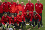 16.05.2026, Fussball Bundesliga 2025/2026, 34.Spieltag, FC Bayern München - 1.FC Köln, in der Allianz-Arena München, Vor dem Spiel, Ex-Spieler der Championsleague-Siegermannschaft von 2001 mit dem Championslegue Pokal. oben v.li: Carsten Jancker, -, Thomas Linke, Jens Jeremies, Torwart Oliver Kahn, Stefan Effenberg, unten v.li: Roque Santa Cruz, Owen Hargreaves, Giovane Elber, Hasan Salihamidzic, Sammy Samuel Kuffour, 
