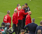 16.05.2026, Fussball Bundesliga 2025/2026, 34.Spieltag, FC Bayern München - 1.FC Köln, in der Allianz-Arena München, Vor dem Spiel, Ex-Spieler der Championsleague-Siegermannschaft von 2001, shakehands Oliver Kahn mit Schiedsrichter Deniz Aitekin, der in Rente geht. Hasan Salihamidzic, 
