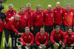 16.05.2026, Fussball Bundesliga 2025/2026, 34.Spieltag, FC Bayern München - 1.FC Köln, in der Allianz-Arena München, Vor dem Spiel, Ex-Spieler der Championsleague-Siegermannschaft von 2001 mit dem Championslegue Pokal. oben v.li: Michael Henke, Alexander Zickler, Thomas Strunz, Torwart Bernd Dreher, Torwart Stefan Wessels, Antonio di Salvo, Carsten Jancker, Michael Tarnat,  unten v.li: Michael Wiesinger, Patrick Mölzl, Roque Santa Cruz, Owen Hargreaves,  