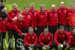 16.05.2026, Fussball Bundesliga 2025/2026, 34.Spieltag, FC Bayern München - 1.FC Köln, in der Allianz-Arena München, Vor dem Spiel, Ex-Spieler der Championsleague-Siegermannschaft von 2001 mit dem Championslegue Pokal. oben v.li: Michael Henke, Alexander Zickler, Thomas Strunz, Torwart Bernd Dreher, Torwart Stefan Wessels, Antonio di Salvo, Carsten Jancker, Michael Tarnat,  unten v.li: Michael Wiesinger, Patrick Mölzl, Roque Santa Cruz, Owen Hargreaves, 