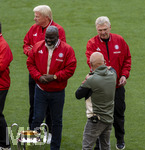 16.05.2026, Fussball Bundesliga 2025/2026, 34.Spieltag, FC Bayern München - 1.FC Köln, in der Allianz-Arena München, Vor dem Spiel, Ex-Spieler der Championsleague-Siegermannschaft von 2001 mit dem Championslegue Pokal. Oliver Kahn, Sammy Samuel Kuffour, Stefan Effenberg, 