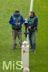 16.05.2026, Fussball Bundesliga 2025/2026, 34.Spieltag, FC Bayern München - 1.FC Köln, in der Allianz-Arena München, Der Spielball liegt auf der Stele bereit. TV-Kameras haben ihn im Visier.