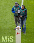 16.05.2026, Fussball Bundesliga 2025/2026, 34.Spieltag, FC Bayern München - 1.FC Köln, in der Allianz-Arena München, Der Spielball liegt auf der Stele bereit. TV-Kameras haben ihn im Visier.