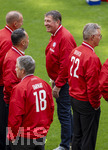 16.05.2026, Fussball Bundesliga 2025/2026, 34.Spieltag, FC Bayern München - 1.FC Köln, in der Allianz-Arena München, Vor dem Spiel, Ex-Spieler der Championsleague-Siegermannschaft von 2001. Thomas Strunz (o.re) lachend 