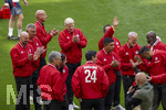 16.05.2026, Fussball Bundesliga 2025/2026, 34.Spieltag, FC Bayern München - 1.FC Köln, in der Allianz-Arena München, Vor dem Spiel, Ex-Spieler der Championsleague-Siegermannschaft von 2001, v.li: Carsten Jancker, Antonio di Salvo, Bernd Dreher, Oliver Kahn, Giovane Elber, Jens Jeremies, Thomas Linke, Sammy Samuel Kuffour, Hasan Salihamidzic, 