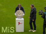 16.05.2026, Fussball Bundesliga 2025/2026, 34.Spieltag, FC Bayern München - 1.FC Köln, in der Allianz-Arena München, Die Meisterschale wird vom Mitarbeiter der DFL mit weissen Handschuhen auf die Stele bereitgelegt