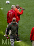 16.05.2026, Fussball Bundesliga 2025/2026, 34.Spieltag, FC Bayern München - 1.FC Köln, in der Allianz-Arena München, Vor dem Spiel, Ex-Spieler der Championsleague-Siegermannschaft von 2001 mit dem Championslegue Pokal. Stefan Effenberg, Sammy Samuel Kuffour am Mikrofon: Wir wollen rot weisse Trikots