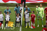 16.05.2026, Fussball Bundesliga 2025/2026, 34.Spieltag, FC Bayern München - 1.FC Köln, in der Allianz-Arena München, Schiedsrichter Deniz Aitekin (mitte) bei seinem letzten Spiel, Christian Leicher, Edurad Beitinger, Torwart Manuel Neuer (FC Bayern München) mit Sohn Luca  