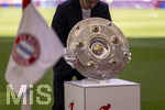 16.05.2026, Fussball Bundesliga 2025/2026, 34.Spieltag, FC Bayern München - 1.FC Köln, in der Allianz-Arena München, Die Meisterschale wird vom DFL-Mitarbeiter auf die Stele platziert.
