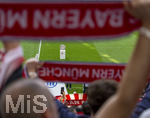 16.05.2026, Fussball Bundesliga 2025/2026, 34.Spieltag, FC Bayern München - 1.FC Köln, in der Allianz-Arena München, Meisterschale steht auf dem Platz bereit, Blick durch Fanschals der Bayernfans.
