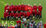 16.05.2026, Fussball Bundesliga 2025/2026, 34.Spieltag, FC Bayern München - 1.FC Köln, in der Allianz-Arena München, Mannschaftsfoto der Championsleage-Siegermannschaft von 2001 FC Bayern, hinten, Michael Henke, Alexander Zickler, Thomas Strunz, Torwart Bernd Dreher, Torwart Stefan Wessels, Antonio di Salvo, Carsten Jancker, Michael Tarnat, Thomas Linke, Jens Jeremies, Oliver Kahn, Stefan Effenberg, unten v.li: Sepp Maier, Michael Wiesinger, Patrick Mölzl, Roque Santa Cruz, Owen Hargreaves, Giovane Elber, Hasan Salihamidzic, Sammy Samuel Kuffour.
