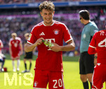 16.05.2026, Fussball Bundesliga 2025/2026, 34.Spieltag, FC Bayern München - 1.FC Köln, in der Allianz-Arena München, Tom Bischof (Bayern München) lachend 