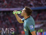 16.05.2026, Fussball Bundesliga 2025/2026, 34.Spieltag, FC Bayern München - 1.FC Köln, in der Allianz-Arena München, Linienrichter Eduard Beitinger trinkt aus seiner Wasserflasche