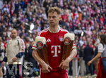 16.05.2026, Fussball Bundesliga 2025/2026, 34.Spieltag, FC Bayern München - 1.FC Köln, in der Allianz-Arena München, Nach der Siegerehrung zur deutschen Meisterschaft, Joshua Kimmich (FC Bayern München) schleppt 2 Biergläser 