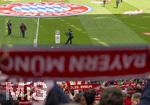 16.05.2026, Fussball Bundesliga 2025/2026, 34.Spieltag, FC Bayern München - 1.FC Köln, in der Allianz-Arena München, Meisterschale steht auf dem Platz bereit, Blick durch Fanschals der Bayernfans.