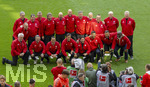 16.05.2026, Fussball Bundesliga 2025/2026, 34.Spieltag, FC Bayern München - 1.FC Köln, in der Allianz-Arena München, Mannschaftsfoto der Championsleage-Siegermannschaft von 2001 FC Bayern, hinten, Michael Henke, Alexander Zickler, Thomas Strunz, Torwart Bernd Dreher, Torwart Stefan Wessels, Antonio di Salvo, Carsten Jancker, Michael Tarnat, Thomas Linke, Jens Jeremies, Oliver Kahn, Stefan Effenberg, unten v.li: Sepp Maier, Michael Wiesinger, Patrick Mölzl, Roque Santa Cruz, Owen Hargreaves, Giovane Elber, Hasan Salihamidzic, Sammy Samuel Kuffour.
