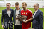 16.05.2026, Fussball Bundesliga 2025/2026, 34.Spieltag, FC Bayern München - 1.FC Köln, in der Allianz-Arena München, 2.v.re: Harry Kane (FC Bayern München) bekommt die Torjägerkanone für die meisten Saisontore für die Bayern überreicht 