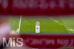 16.05.2026, Fussball Bundesliga 2025/2026, 34.Spieltag, FC Bayern München - 1.FC Köln, in der Allianz-Arena München, Meisterschale steht auf dem Platz bereit, Blick durch Fanschals der Bayernfans.