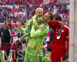 16.05.2026, Fussball Bundesliga 2025/2026, 34.Spieltag, FC Bayern München - 1.FC Köln, in der Allianz-Arena München, Nach der Siegerehrung zur deutschen Meisterschaft, Torwart Manuel Neuer (FC Bayern München) mit Sohn Luca auf dem Arm, der Quietschvergnügt lacht.